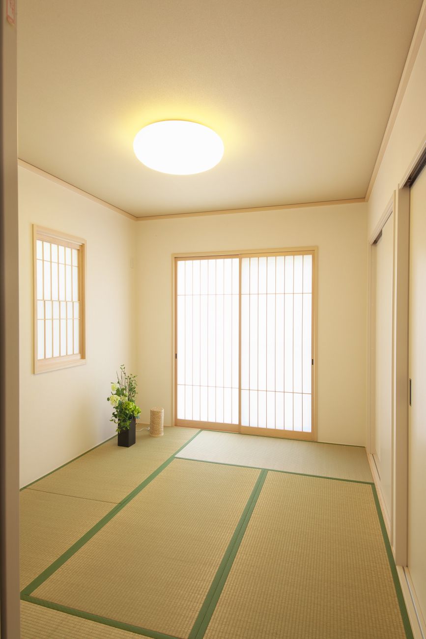 洗練された和の和モダン空間、静かな庭園の望む部屋